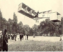  Primer vuelo de la aeronave 14 Bis de Santos-Dumont, Campo de Bagatelle - Paris, 23 de octubre de 1906. 